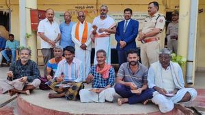 Ram Mandir Inauguration: ಚಾಮರಾಜನಗರ ಜಿಲ್ಲೆಯಲ್ಲಿ ಜೈಲು ಹಕ್ಕಿಗಳಿಗೆ ಅಯೋಧ್ಯೆ ಮಂತ್ರಾಕ್ಷತೆ, ಜಪ ಮಾಲೆ ವಿತರಣೆ 