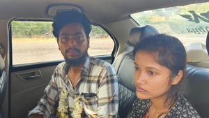 Ballari: ಸಿನಿಮಾ ಸ್ಟೈಲ್‍ನಲ್ಲಿ ಕಾರಿನಲ್ಲಿ ಮದುವೆಯಾದ ಪ್ರೇಮಿಗಳು