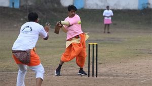 ಅಯೋಧ್ಯೆಕ್ಕೆ ಭೇಟಿ ನೀಡಬೇಕಾ? ಪಂಚೆ ಎತ್ತಿಕಟ್ಟಿ ಕ್ರಿಕೆಟ್ ಆಡಿ- ಭೋಪಾಲ್‌ನಲ್ಲಿ ವಿಶಿಷ್ಟ ಪಂದ್ಯಾವಳಿ