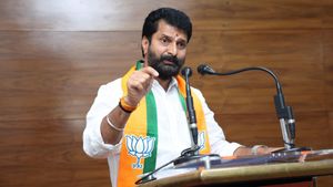 ಹಿರಿಯರ ಸ್ಥಾನಕ್ಕೆ ಗೌರವ ಕೊಡಬೇಕು: ಅನಂತ್ ಕುಮಾರ್ ಹೆಗಡೆ ಹೇಳಿಕೆ ವಿರುದ್ಧ ಸಿ.ಟಿ.ರವಿ ಅಸಮಾಧಾನ