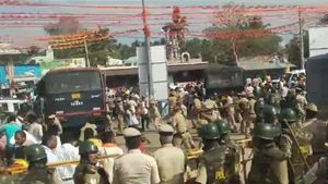  Mandya: ಕೆರಗೋಡು ಗ್ರಾಮದಲ್ಲಿ ಪೊಲೀಸ್ ಸರ್ಪಗಾವಲಲ್ಲಿ ಹನುಮಧ್ವಜ ಇಳಿಸಿದ ಅಧಿಕಾರಿಗಳು