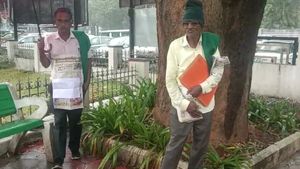 ಕಂದಾಯ ಇಲಾಖೆ ವಿರುದ್ಧ ಮರ ಸುತ್ತಿ ಪ್ರತಿಭಟಿಸಿದ ರೈತ ಮುಖಂಡ 