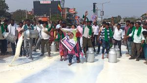 ರಾಮನಗರ: ರಸ್ತೆಯಲ್ಲೇ ನೂರಾರು ಲೀಟರ್ ಹಾಲು ಸುರಿದು ರೈತರ ಆಕ್ರೋಶ, ಕಾರಣವೇನು?
