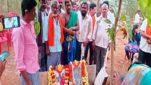 ಅಯೋಧ್ಯೆ ರಾಮನ ವಿಗ್ರಹಕ್ಕೆ ಶಿಲೆ ದೊರೆತ ಹಾರೋಹಳ್ಳಿಗೆ ಭಕ್ತರ ದೌಡು: ಕಲ್ಲಿದ್ದ ಜಮೀನಿನಲ್ಲಿ ವಿಶೇಷ ಪೂಜೆ