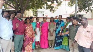 'ಅಜ್ಜಿ' ಎಂದಿದಕ್ಕೆ ವಿದ್ಯಾರ್ಥಿನಿಯ ಕೆನ್ನೆಗೆ ಬಾರಿಸಿದ KSRTC ಬಸ್‌ ನಿರ್ವಾಹಕಿ 