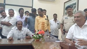  ಚಾಮರಾಜನಗರ: ರಸ್ತೆಗೆ ಜಾಗ ವಶಪಡಿಸಿಕೊಂಡು 7 ವರ್ಷವಾದರೂ ಇಲ್ಲ ಪರಿಹಾರ: ಶಾಸಕ, ಸಚಿವರ ವಿರುದ್ಧ ಸಂತ್ರಸ್ತ ಕಿಡಿ  