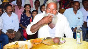 ಮಂಡ್ಯದಲ್ಲಿ ಮುದ್ದೆ ಉಣ್ಣುವ ಸ್ಫರ್ಧೆಯಲ್ಲಿ ಬರೋಬ್ಬರಿ 10 ಮುದ್ದೆ ಉಂಡು ಪ್ರಥಮ ಸ್ಥಾನ ಗಳಿಸಿದ ವೃದ್ಧ ! 