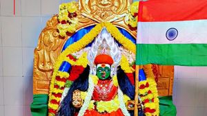 ಚಾಮರಾಜನಗರ: ತ್ರಿಶೂಲದ ಬದಲು ತಿರಂಗ ಹಿಡಿದ ಮಹಿಷ ಮರ್ಧಿನಿ 