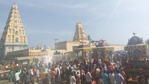  ಹನೂರು: ಎಳ್ಳು ಅಮಾವಾಸ್ಯೆ ಹಿನ್ನೆಲೆ  ಪ್ರಸಿದ್ಧ ಯಾತ್ರಸ್ಥಳ ಮಲೆ ಮಾದಪ್ಪನ ಬೆಟ್ಟಕ್ಕೆ ಹರಿದುಬಂದ ಭಕ್ತಸಾಗರ