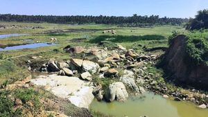 ಮಂಡ್ಯ: ಒಡೆದು ಎರಡು ವರ್ಷವಾದರೂ ದುರಸ್ತಿಯಾಗದ ಕೆರೆಕಟ್ಟೆಗಳು, ನೀರಿಗಾಗಿ ಶುರುವಾಯ್ತು ಹಾಹಾಕಾರ
