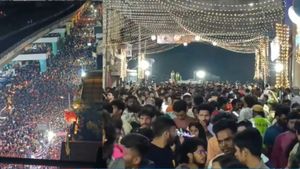  ಇರೋವರ್ಗೂ ಎಂಜಾಯ್‌ ಮಾಡ್ಬೇಕು ಅಷ್ಟೇ: ಎಂಜಿ ರಸ್ತೆಯಲ್ಲಿ ಹಳ್ಳಿ ತಾತನ ಸಂಭ್ರಮಾಚರಣೆ ಜೋರೋ.. ಜೋರು, ವೈರಲ್‌