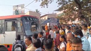 'ನಮ್ಗೆ ಬಸ್ ಬೇಕು ಸರ್... ಬಸ್ ಇಲ್ದೆ ಕಾಲೇಜಿಗೆ ಹೇಗೆ ಹೋಗೋದು' ರಾಮನಗರದಲ್ಲಿ ವಿದ್ಯಾರ್ಥಿಗಳ ಪ್ರತಿಭಟನೆ