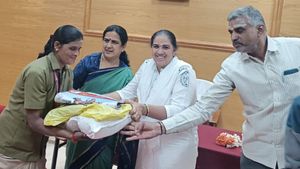  ಹನೂರು: ಮಲೆ ಮಾದಪ್ಪನ ಬೆಟ್ಟದ ನೌಕರರಿಗೆ ಸಂಕ್ರಾತಿ ಉಡುಗೊರೆ ನೀಡಿದ  ವಿ.ಸೋಮಣ್ಣ ಪತ್ನಿ
