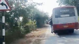 ರೈಟ್... ರೈಟ್..... ಈ ಊರಲ್ಲಿ ಫುಟ್ಬೋರ್ಡ್‌ನಲ್ಲಿ ವಿದ್ಯಾರ್ಥಿಗಳ ಪ್ರಯಾಣ.... ಸಾರಿಗೆ ಸಚಿವರೇ ಇತ್ತ ನೋಡಿ....