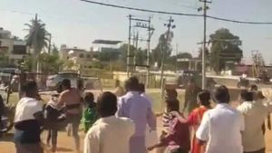  ಹೊಳಲ್ಕೆರೆ: ನೀರಿನ ಟ್ಯಾಂಕ್‌ ವಿಚಾರಕ್ಕೆ ಬಡಿದಾಡಿಕೊಂದ ಪುರಸಭೆ ಸದಸ್ಯರು ಹಾಗೂ ಎಚ್‌.ಆಂಜನೇಯ ಬೆಂಬಲಿಗರು