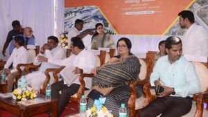  Mandya: ಕೇಂದ್ರದ ತೆರಿಗೆ ತಾರತಮ್ಯ; ಒಂದೇ ವೇದಿಕೆಯಲ್ಲಿ ಸುಮಲತಾ - ಚಲುವರಾಯಸ್ವಾಮಿ ಏಟು ಎದಿರೇಟು 