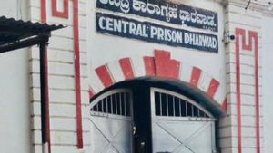ಧಾರವಾಡ: ಜೈಲಲ್ಲಿ ಮಾರಾಮಾರಿ: ಕೈದಿಗೆ ಟೈಲ್ಸ್‌ನಿಂದ ಇರಿತ: ಆಗಿದ್ದೇನು?