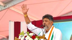 ಅಧಿಕಾರಿಗಳು ಬಡವರನ್ನು ಒಕ್ಕಲೆಬ್ಬಿಸಬಾರದು: ಡಿಕೆ ಶಿವಕುಮಾರ್ 