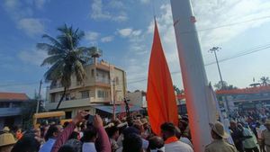  ಕೆರಗೋಡು ಧ್ವಜಸ್ಥಂಭ ವಿವಾದ: ಮತ್ತೊಂದು ಎಡವಟ್ಟು ಮಾಡಿದ ಜಿಲ್ಲಾಡಳಿತ; ಜನರಲ್ಲಿ ಗೊಂದಲ 