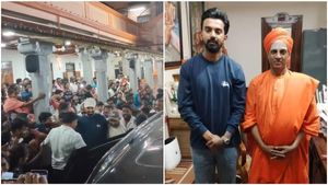  KL Rahul: ಸಿದ್ದಗಂಗಾ ಮಠಕ್ಕೆ ಕೆಎಲ್ ರಾಹುಲ್ ಭೇಟಿ: ಕ್ರಿಕೆಟಿಗನ ನೋಡಿ ಸಂಭ್ರಮಿಸಿದ ಅಭಿಮಾನಿಗಳು