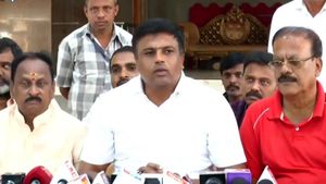  ಮಂಡ್ಯ: ಫ್ಲೆಕ್ಸ್‌ ಮೇಲೆ ಎಸೆದ ಕಲ್ಲುಗಳಿಂದಲೇ ಕನಕದಾಸರ ಪ್ರತಿಮೆ ನಿರ್ಮಾಣ; ಶಾಸಕ ರವಿಕುಮಾರ್