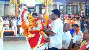  ಮಂಗಳೂರು: ದಕ್ಷಿಣ ಕನ್ನಡ ಜಿಲ್ಲಾಧಿಕಾರಿಯ ಮೈ ನೇವರಿಸಿದ ಪಿಲಿಚಾಮುಂಡಿ ದೈವ 