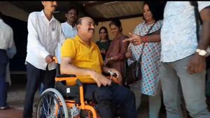 ಮಾಜಿ ಶಾಸಕರನ್ನು ಕಾಡಿದ ಬೀದಿ ನಾಯಿ ಕಾಟ: 25 ದಿನಗಳಿಂದ ವ್ಹೀಲ್ ಚೇರ್‌ನಲ್ಲೇ ಓಡಾಟ