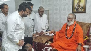 ರಂಭಾಪುರಿ ಮಠಕ್ಕೆ ಪ್ರಜ್ವಲ್ ರೇವಣ್ಣ ದಿಢೀರ್ ಭೇಟಿ