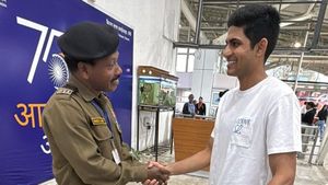 ಗಾರ್ಡ್ ಆಗಿ ಕೆಲಸ ಮಾಡುತ್ತಿರುವ ಗುಜರಾತ್ ಜೈಂಟ್ಸ್ ತಂಡದ ಸಹ ಆಟಗಾರನ ತಂದೆಯನ್ನು ಭೇಟಿ ಮಾಡಿದ ಗಿಲ್ 