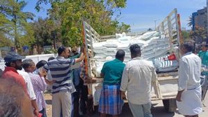  Bharat Rice: ಚಾಮರಾಜನಗರದಲ್ಲಿ ಅಕ್ಕಿ ಖರೀದಿಸಲು ನೂಕು ನುಗ್ಗಲು, ಭಾರತ್ ರೈಸ್‌ಗೆ ಬಲು ಡಿಮ್ಯಾಂಡ್‌.. ದರ ಎಷ್ಟು?