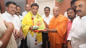 ಚಿಕ್ಕಬಳ್ಳಾಪುರದಲ್ಲಿ ಮತಭೇಟೆ ಆರಂಭ: ದೇವಾಂಗ ಮಠದ ದಯಾನಂದಪುರಿ ಸ್ವಾಮೀಜಿ ಭೇಟಿಯಾದ ಡಾ.ಕೆ. ಸುಧಾಕರ್