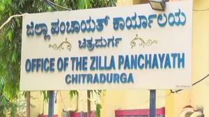  ಹಿರಿಯೂರು: ಕರ್ತವ್ಯ ಲೋಪ, ಇಬ್ಬರು ಗ್ರಾ.ಪಂ. ಪಿಡಿಓಗಳ ಅಮಾನತು-ಇವರು ಮಾಡಿದ ಘನಂದಾರಿ ಕೆಲ್ಸ ಏನು ಗೊತ್ತಾ?