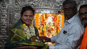 ದಾವಣಗೆರೆ: ತಾಯಿ, ಮಗಳ ಸ್ಪರ್ಧೆ ಎಂದ ಬಿಜೆಪಿ ಹುರಿಯಾಳು ಗಾಯತ್ರಿ ಸಿದ್ದೇಶ್ವರ-ಕೈ ಅಭ್ಯರ್ಥಿ ಪ್ರಭಾ ಮಲ್ಲಿಕಾರ್ಜುನ್‌ ಏನಂದ್ರು? 
