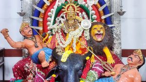  Durgambika Jatra 2024: ದಾವಣಗೆರೆಯಲ್ಲಿ ದುಗ್ಗಮ್ಮ, ಚೌಡೇಶ್ವರಿ ಜಾತ್ರೆ ಸಂಭ್ರಮ, ಹರಕೆ ತೀರಿಸಿದ ಭಕ್ತಸಾಗರ 