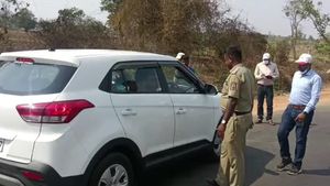  ಗುಂಡ್ಲುಪೇಟೆ: ಚೆಕ್‌ಪೋಸ್ಟ್‌ ಬಳಿ ನೆರಳಿನ ವ್ಯವಸ್ಥೆ ಇಲ್ಲಿದೆ ಬಿಸಿಲಿಗೆ ಬೆಂಡಾದ ಚುನಾವಣಾ ಸಿಬ್ಬಂದಿ