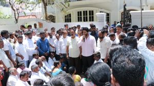 ಮಂಡ್ಯದಿಂದ ಎಚ್‌ಡಿಕೆ ಮನೆಗೆ ಬಂದ ನೂರಾರು ಜನ, ಬೇಡಿಕೆ ಏನು? 