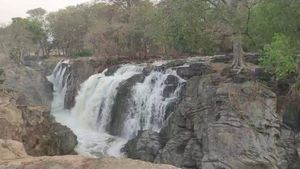  Hogenakkal Falls: ಕೇವಲ ಎರಡೇ ದಿನದಲ್ಲಿ ಹೊಗೆನಕಲ್‌ನಲ್ಲಿ ನೀರಿನ ಒಳಹರಿವು ಇಷ್ಟೊಂದು ಕುಸಿತ 