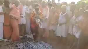  ಚಾಮರಾಜನಗರ: ಈ ಊರಲ್ಲಿ ದೇವರಿಗೆ ಕೆಂಡದ ನೈವೇದ್ಯ, ಕೈ, ಬಟ್ಟೆ ಸುಡುವುದಿಲ್ಲವಂತೆ.! 
