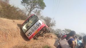 ಹನೂರು: ಚಾಲಕನ ನಿಯಂತ್ರಣ ತಪ್ಪಿ ಸಾರಿಗೆ ಬಸ್ ಪಲ್ಟಿ