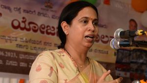 ಬೆಳಗಾವಿಯಲ್ಲಿ ಚುನಾವಣಾ ನೀತಿ ಸಂಹಿತೆ ಉಲ್ಲಂಘನೆ ಆರೋಪ: ಲಕ್ಷ್ಮಿ ಹೆಬ್ಬಾಳ್ಕರ್‌ಗೆ ಸಮನ್ಸ್ ಜಾರಿ