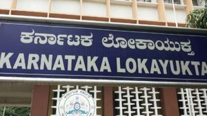  ಹನೂರು: ನಿವೃತ್ತ ಶಿಕ್ಷಕನ ಬಳಿ ₹15,000 ಲಂಚಕ್ಕೆ ಬೇಡಿಕೆ: ಬಿಇಒ, ಸಿಆರ್‌ಪಿ ಲೋಕಾಯುಕ್ತ ಬಲೆಗೆ