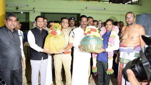  ಮೇಲುಕೋಟೆ ಬ್ರಹ್ಮೋತ್ಸವ: ವಜ್ರಖಚಿತ ವೈರಮುಡಿ, ರಾಜಮುಡಿ ಮಂಡ್ಯದಿಂದ ರವಾನೆ