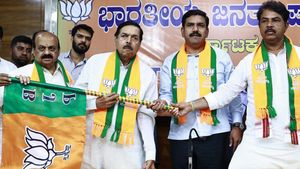 ಚುನಾವಣೆಗೆ ಮುನ್ನ ಕಾಂಗ್ರೆಸ್ ಬಿಟ್ಟು ಬಿಜೆಪಿ ಸೇರಿದ ಮಾಜಿ ಸಚಿವ! 