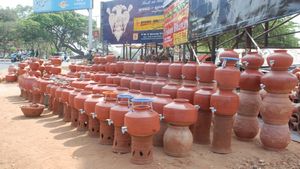 ಮಣ್ಣಿನ ಮಡಿಕೆಯತ್ತ ಮುಖ ಮಾಡಿದ ಜನರು: ಮೈಸೂರಿಗೆ ಇಷ್ಟೊಂದು ಮಡಿಕೆ ಎಲ್ಲಿಂದ ಬರುತ್ತದೆ..?