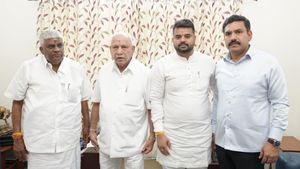 ಹಾಸನದಲ್ಲಿ ಮೈತ್ರಿ: ಬಿಎಸ್‌ವೈ ಆಶೀರ್ವಾದ ಪಡೆದ ಪ್ರಜ್ವಲ್ 