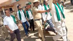 ಚಾಮರಾಜನಗರ: ಕೇಂದ್ರ ಸರ್ಕಾರದ ವಿರುದ್ಧ ರೈಲು ತಡೆ ಚಳವಳಿ; ರೈತರು ಪೊಲೀಸರ ವಶ