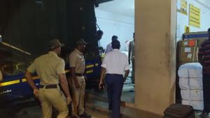 Ramanagara: ಖಾಸಗಿ ಗೋದಾಮಿನಲ್ಲಿ 10,000ಕ್ಕೂ ಹೆಚ್ಚು ಸೀರೆಗಳು; ಪತ್ತೆ ಹಚ್ಚಿದ ಜೆಡಿಎಸ್