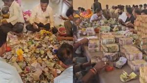 ಸವದತ್ತಿ ಯಲ್ಲಮ್ಮ ದೇವಾಲಯದ ಹುಂಡಿ ಎಣಿಕೆ ಕಾರ್ಯ: ಬರದ ನಡುವೆಯೂ ಭರಪೂರ ಕಾಣಿಕೆ