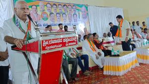  ಹಿರಿಯೂರಿನಲ್ಲಿ ಬಿಜೆಪಿ-ಜೆಡಿಎಸ್ ಕಾರ್ಯಕರ್ತರಿಗೆ ಬಿ.ಎಸ್‌.ಯಡಿಯೂರಪ್ಪ ಹೇಳಿದ್ದೇನು ಗೊತ್ತಾ?