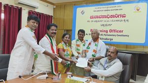  Chitradurga Constituency: ಒಬ್ರಲ್ಲ, ಇಬ್ರಲ್ಲ ಲಕ್ಷಾಂತರ ಕಾರ್ಯಕರ್ತರ ಜೊತೆ ತೆರಳಿ ನಾಮಪತ್ರ ಸಲ್ಲಿಸಿದ ಕೈ ಅಭ್ಯರ್ಥಿ 